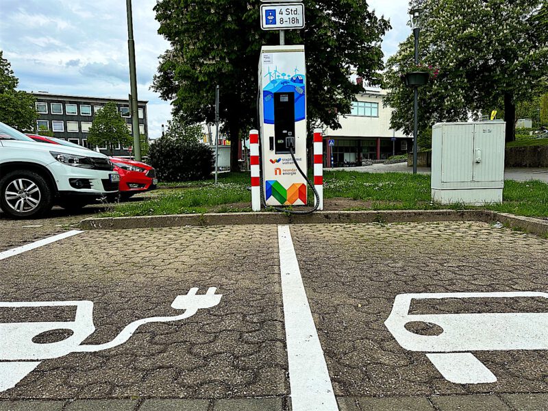 Schnellladesäule auf dem Parkplatz "Am Diek" in Wülfrath