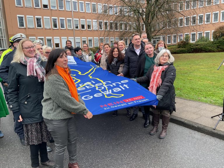 Flaggenaktion gegen Gewalt an Frauen und Mädchen am Rathaus